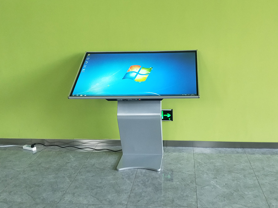 學(xué)校走廊臥式觸摸查詢(xún)一體機(jī)